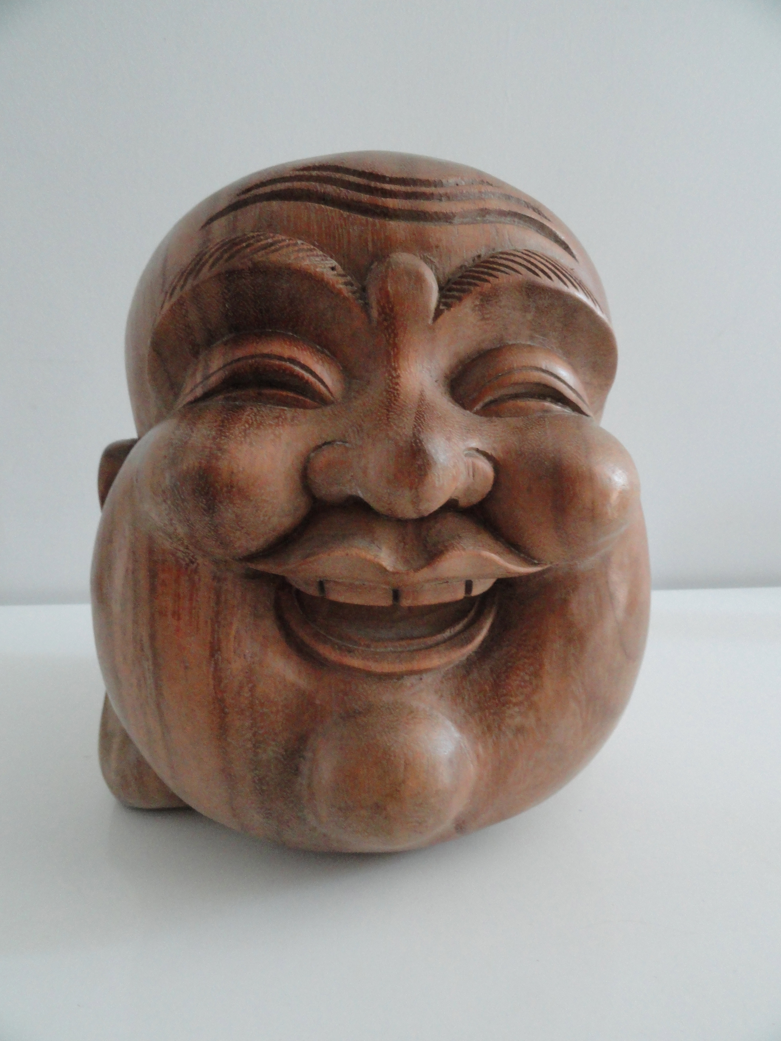 T te bouddha rieur  en bois de suar 20cm Makasihdeco